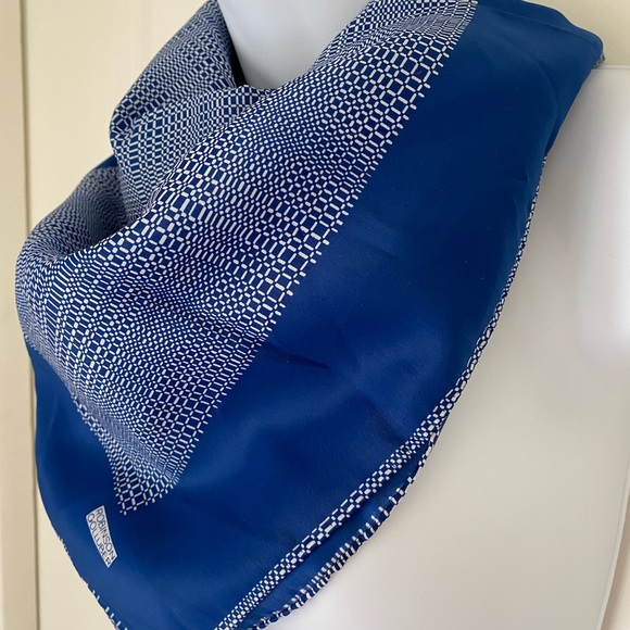 Vintage Robinson Golluber square scarf geometrical print royal blue & white - Picture 2 of 5